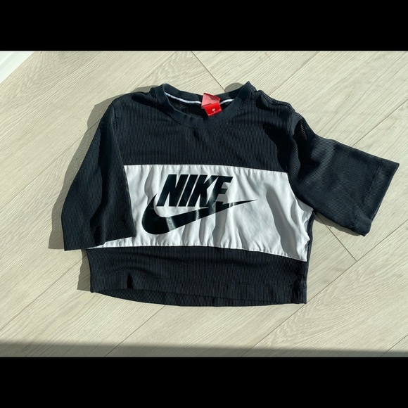 Nike Black & White Mesh Crop Top - Picture 2 of 5